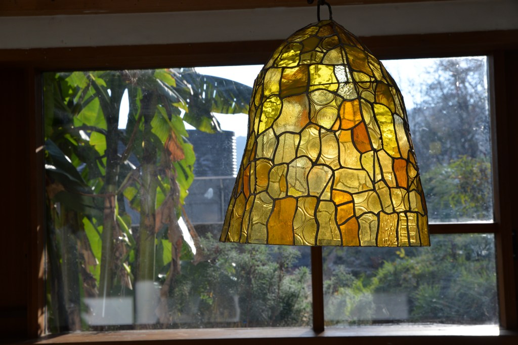 The obsession with yellow came to me at an early age. Over the years, I have decided to explore this relationship, creating intense visual expe- riences to share through different types of installations.
I find it fascinating to deep dive into the meanings this color takes in occiden- tal culture, mainly negative overtones and references: The color of Judas, betrayal. This irresistible attraction was not something I understood until reading Michel Pastoureau; from where from this stubbornness to work, to explore this color which to be primary, solar, and favorite of the children, is not less of the infamy, that of the outcasts. It is also the color that dogs distinguish the most, given the different spectrum of sight they possess.
